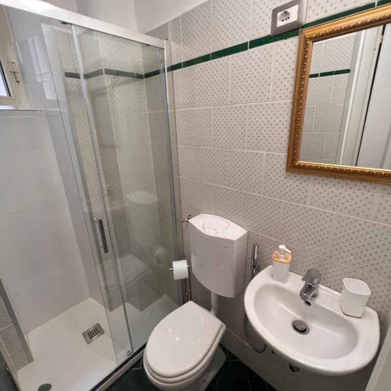 Guest House Biondi Cavour - Camera Familiare con Bagno Privato - 8