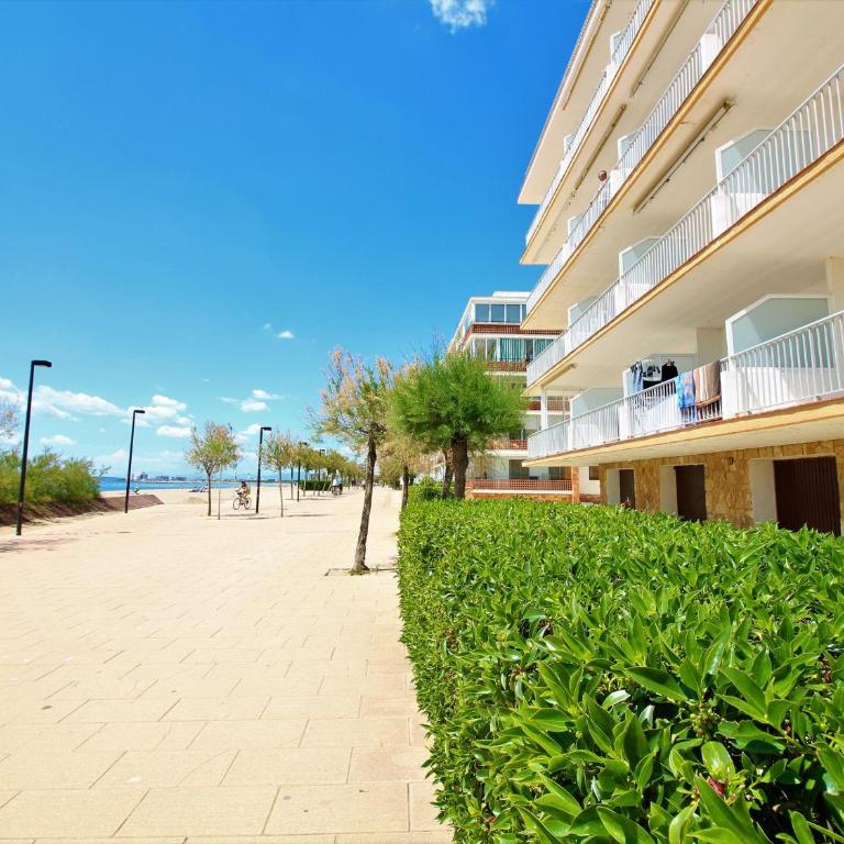Apartamento frente al mar con gran terraza en Roses - ES-258-18 - Apartment - 4
