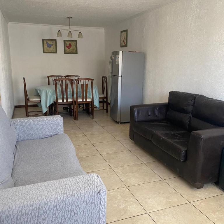 Casa 3 d 2 B 2 E zona 4 esquina - Three-Bedroom House - 7