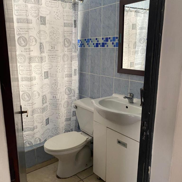 Casa 3 d 2 B 2 E zona 4 esquina - Three-Bedroom House - 13