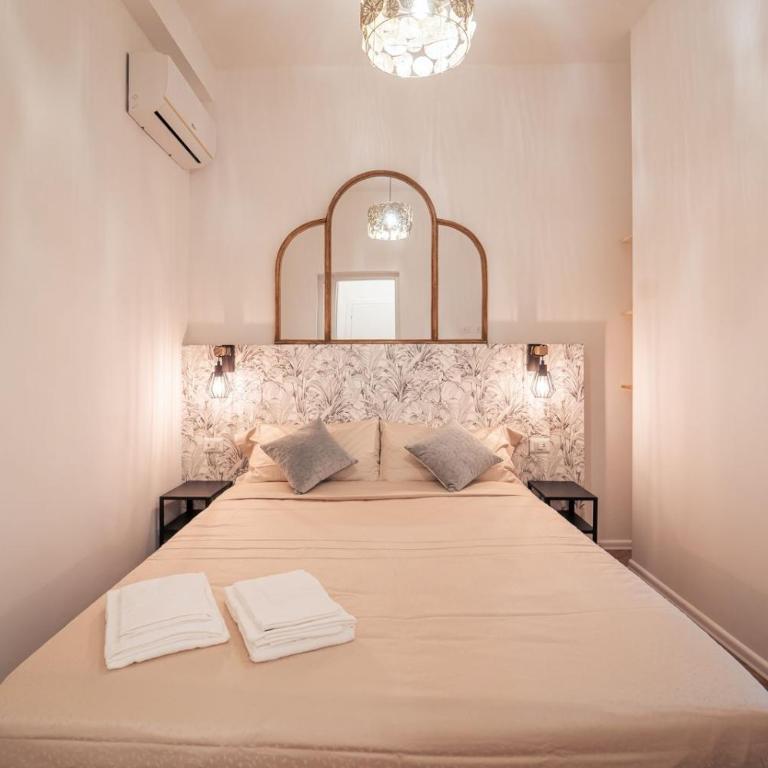 Elegant design apartment in historical city center - One-Bedroom Apartment - 8