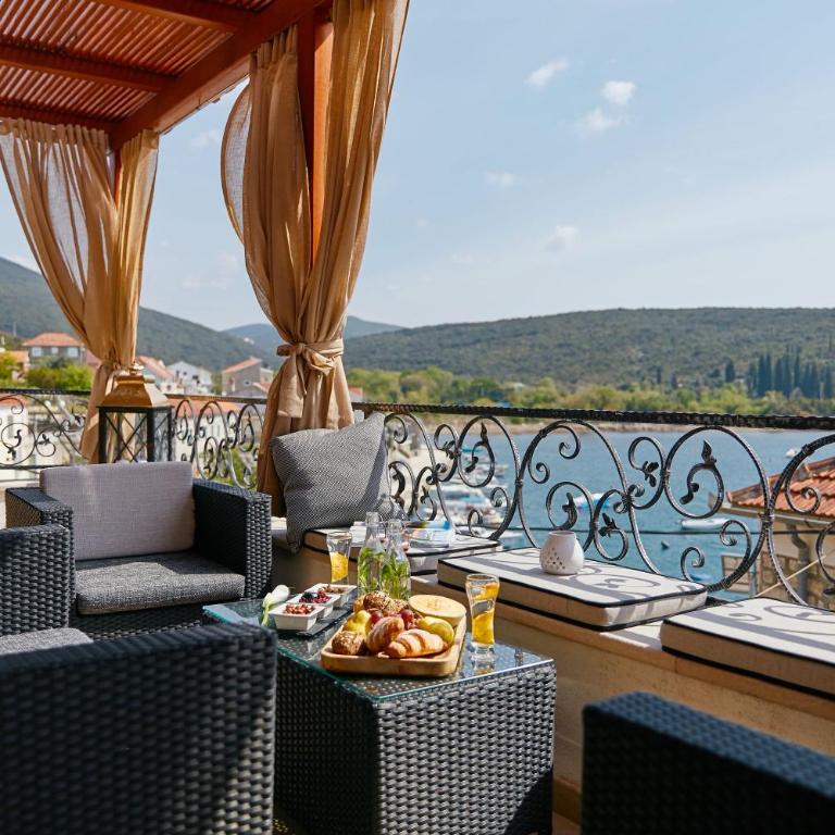 Beachfront Villa Adria - Happy Rentals - Villa with Sea View - 10