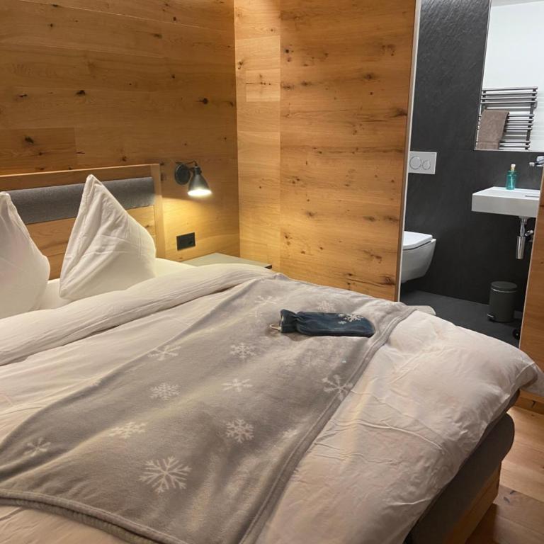 Boutique Lodge Spycher - Zimmer mit Queensize-Bett und Balkon - 2