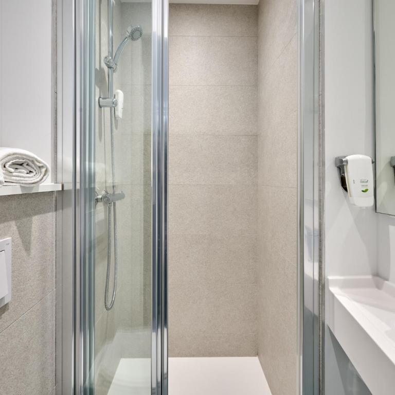 Kyriad ECO - Narbonne Sud - Chambre Lits Jumeaux avec 2 Lits Simples, Connexion Wi-Fi Gratuite, Climatisation et Douche - 5