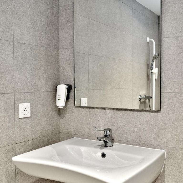 Kyriad ECO - Narbonne Sud - Chambre Standard avec 1 Lit Double, Connexion Wi-Fi Gratuite, Climatisation et Douche - 7