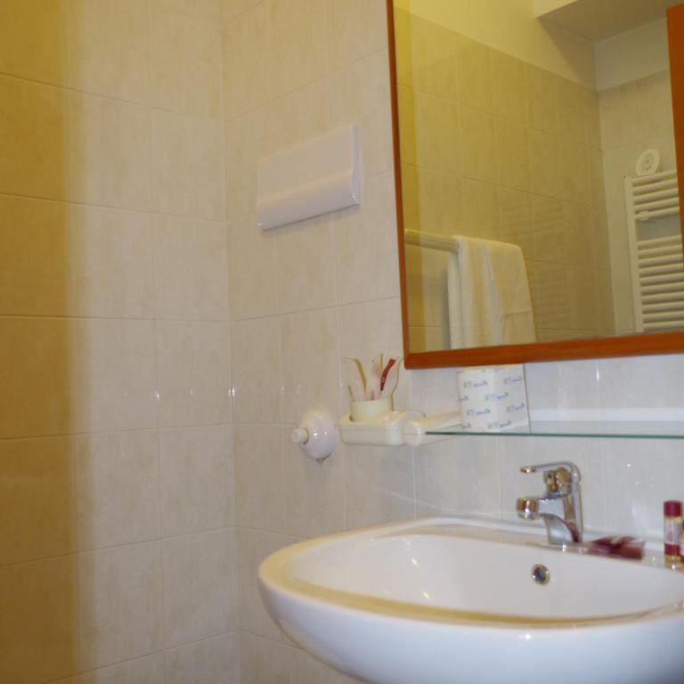 Hotel Kroma - Camera Budget Doppia con Letti Singoli - 3