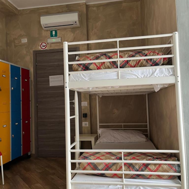 Gloria Hostel Milano - Bed in 6-Bed Female Dormitory Room - 5