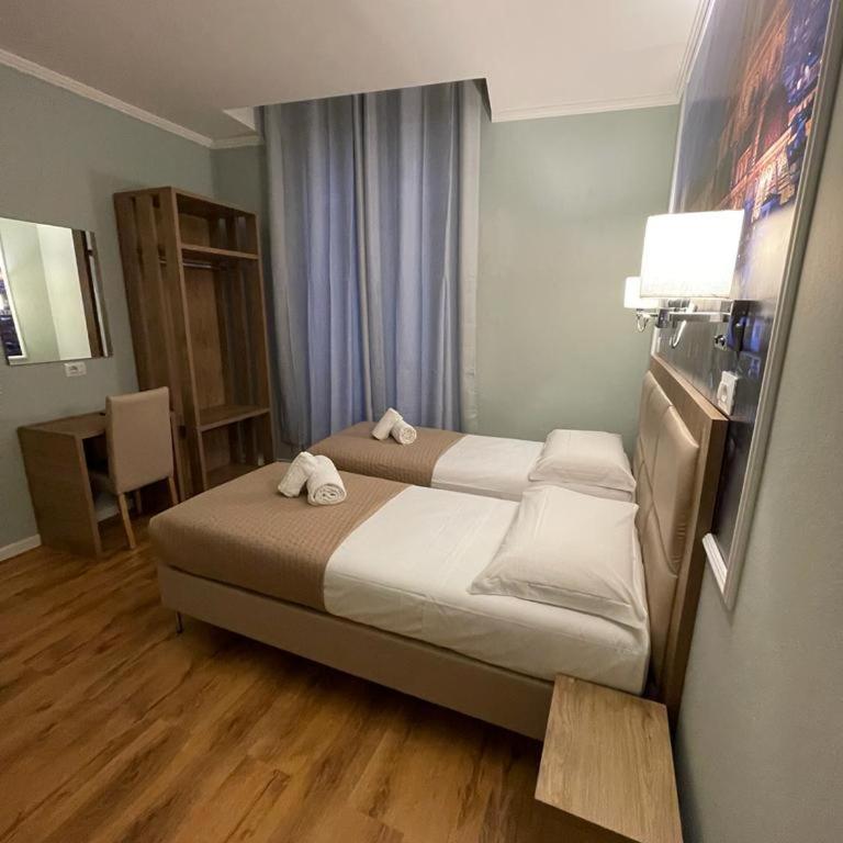 Titta & Ruffo - Triple Room with Private Bathroom - 2