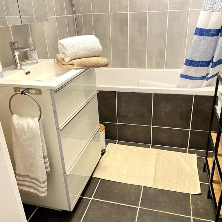 Studio balcon, centre ville, proximité plages, commerces, restaurants, musées... - Apartment mit 1 Schlafzimmer - 19
