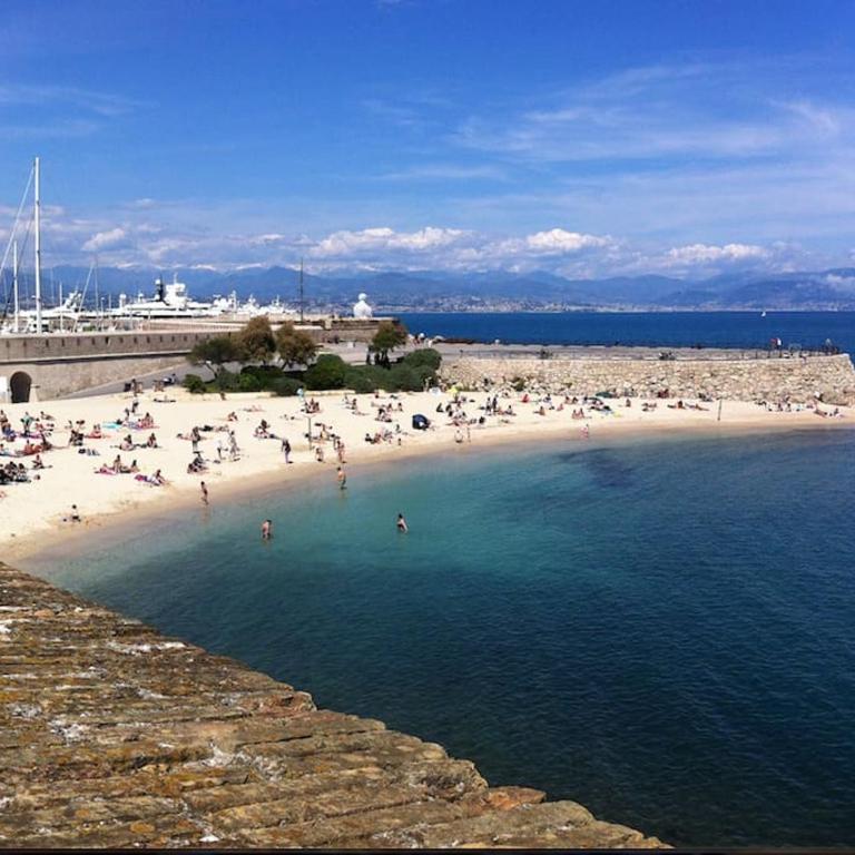 Studio balcon, centre ville, proximité plages, commerces, restaurants, musées... - Apartment mit 1 Schlafzimmer - 25