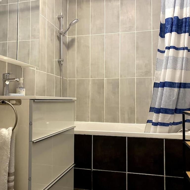 Studio balcon, centre ville, proximité plages, commerces, restaurants, musées... - Apartment mit 1 Schlafzimmer - 28