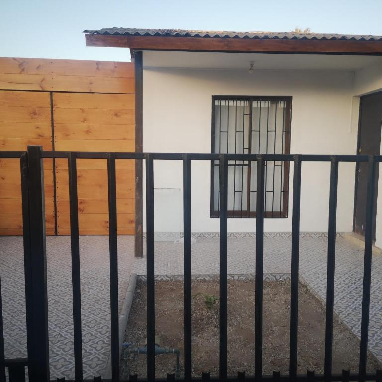 Casa 3 d 2 B 2 E zona 4 esquina - Three-Bedroom House - 4