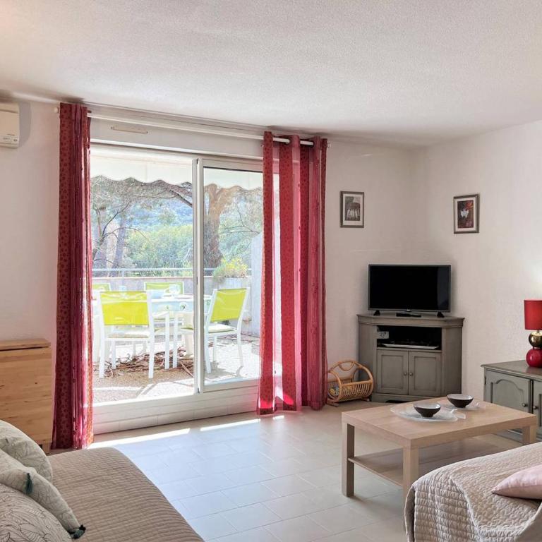 Appt Climatisé avec Piscine, 6 Couchages, Proche Plage, 2 Terrasses, Parking – Le Lavandou - FR-1-251-551 - Appartement - 6