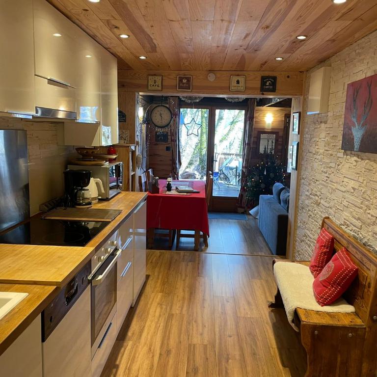 Chalet Le Doux Si, Large Self-Contained Apartment, 2km from Doucy-Combelouvière and close to Valmorel - Appartamento con 2 Camere da Letto - 41