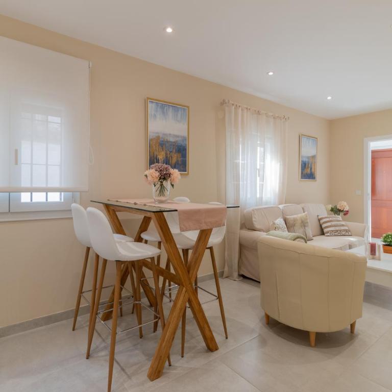 Luxury El Patio de la Juderia - Two-Bedroom Apartment - 1
