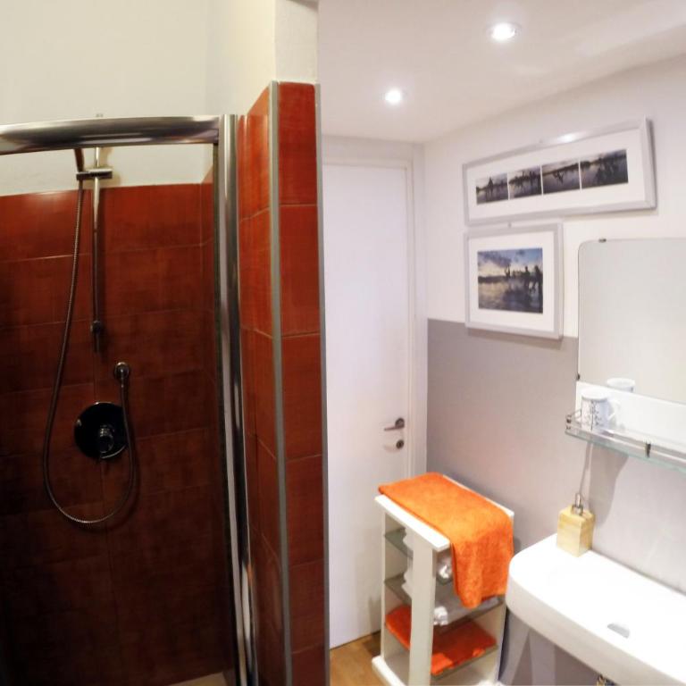 Up to Seven - Double Room with Private Bathroom - 22