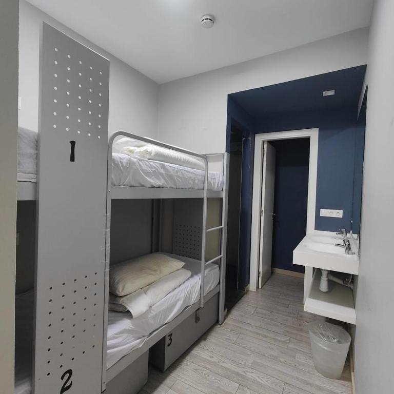 BcnSportHostels - Family Room with Private Bathroom - 4