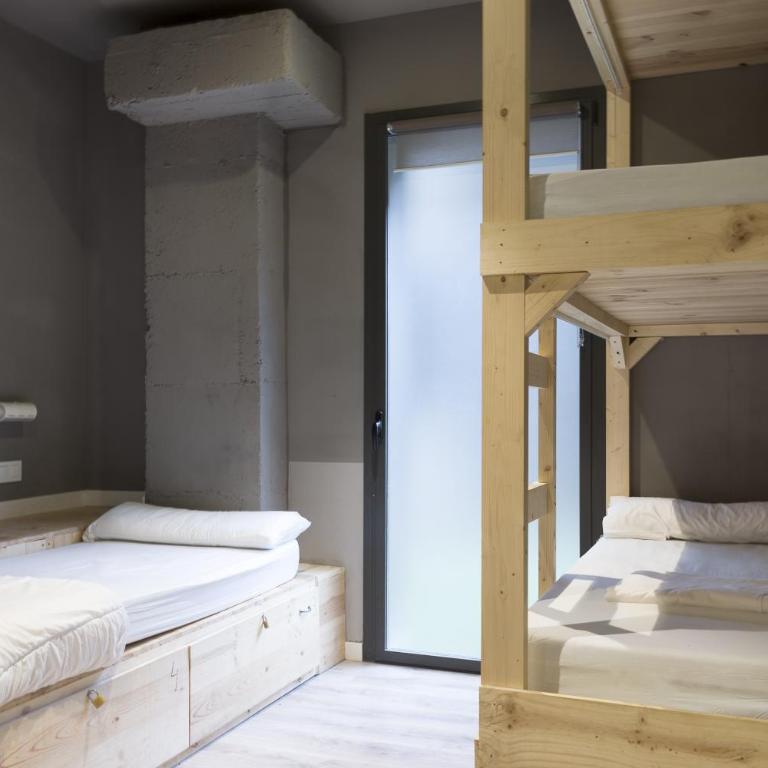 Ant Hostel Barcelona - Private Triple Room with 3 single beds and Private Bathroom - 4