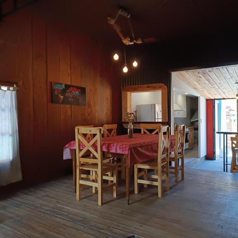MIL 900 TRES - Hermoso y Amplio - Casa - 14
