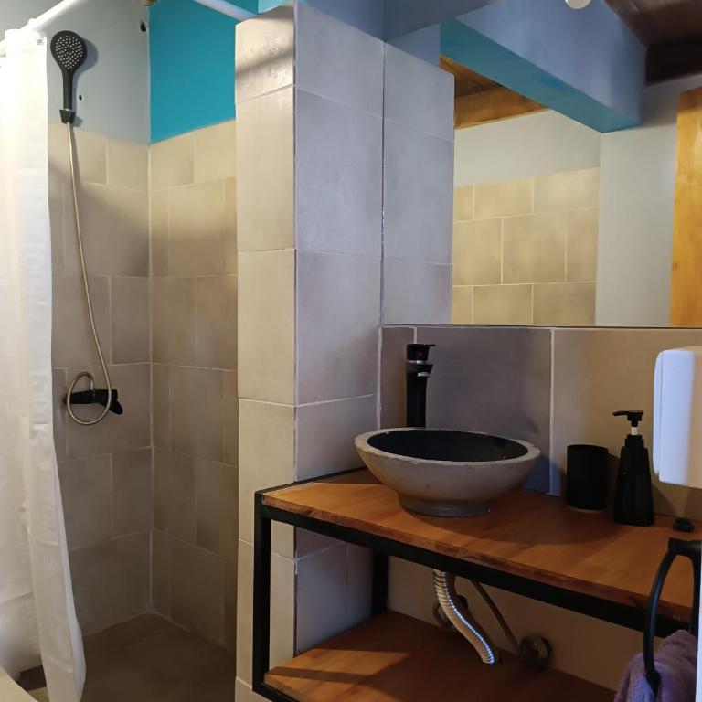 MIL 900 TRES - Hermoso y Amplio - Casa - 20