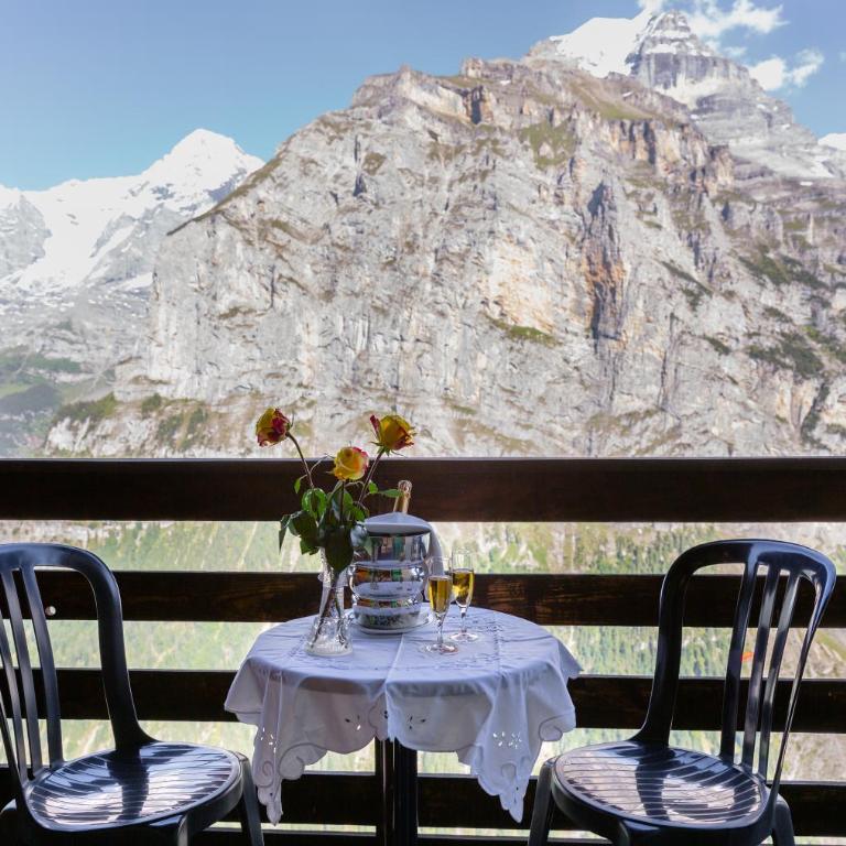 Hotel Alpina - Vierbettzimmer mit Balkon und Blick auf die Berge - 1