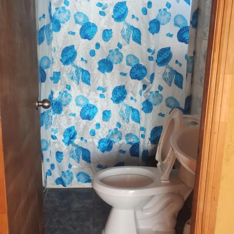 CABAÑA LA CASONA, salón, comedor y cocina amplia, con baño en la habitación y uno adicional, se alcanzan a ver las islas y el mar - Apartamento - 17