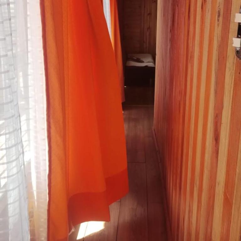 CABAÑA LA CASONA, salón, comedor y cocina amplia, con baño en la habitación y uno adicional, se alcanzan a ver las islas y el mar - Apartamento - 20