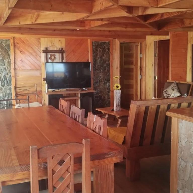CABAÑA LA CASONA, salón, comedor y cocina amplia, con baño en la habitación y uno adicional, se alcanzan a ver las islas y el mar - Apartment - 3