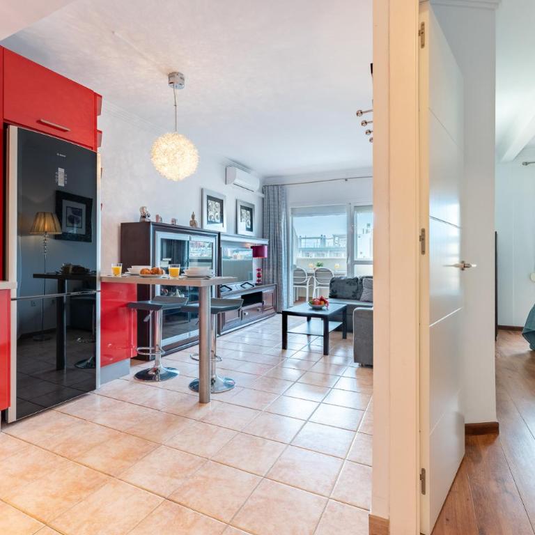 Benalbeach Bliss Seafront Retreat with Balcony - Apartment with Sea View - 5