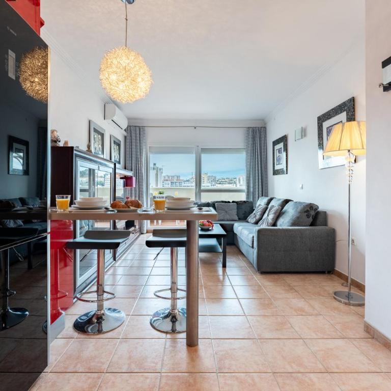Benalbeach Bliss Seafront Retreat with Balcony - Apartment with Sea View - 8