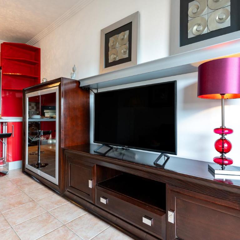 Benalbeach Bliss Seafront Retreat with Balcony - Apartment with Sea View - 15