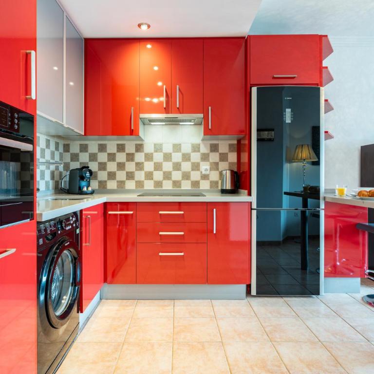 Benalbeach Bliss Seafront Retreat with Balcony - Apartment with Sea View - 17