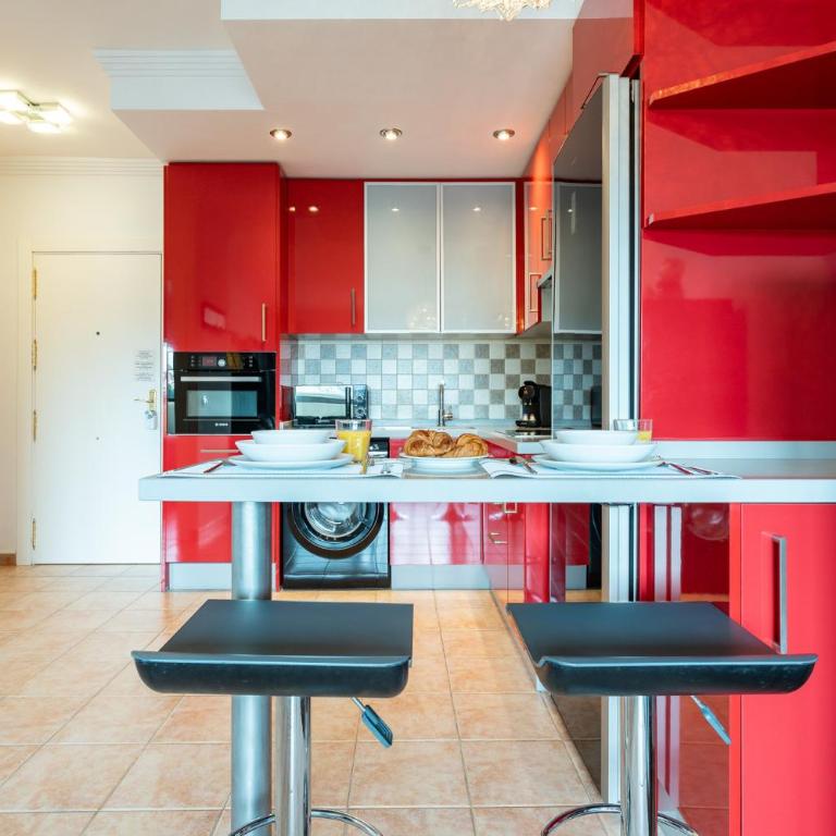 Benalbeach Bliss Seafront Retreat with Balcony - Apartment with Sea View - 18