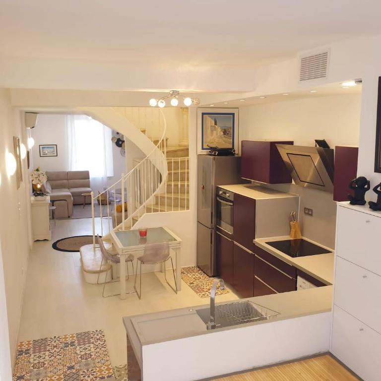 hyper centre Antibes maison de villes 100m2 ; terrasse 20 m2 - Appartement - 1