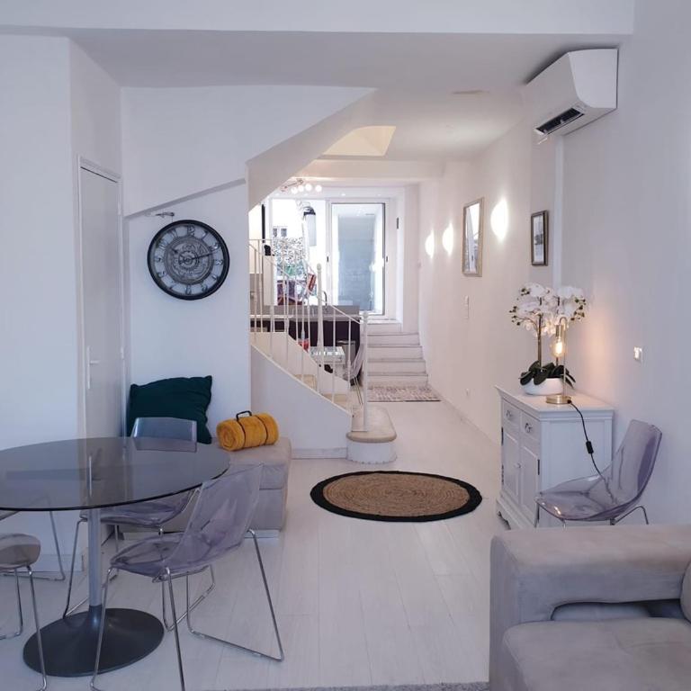 hyper centre Antibes maison de villes 100m2 ; terrasse 20 m2 - Appartement - 5