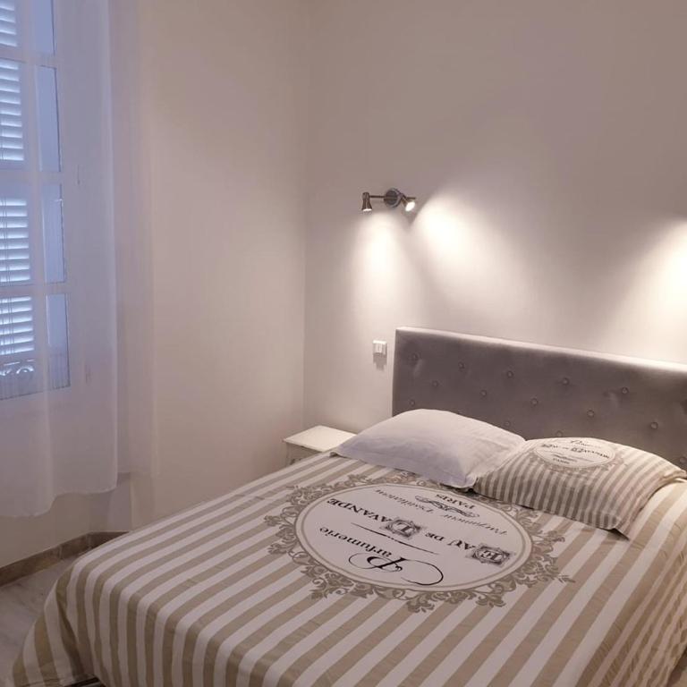 hyper centre Antibes maison de villes 100m2 ; terrasse 20 m2 - Appartement - 7