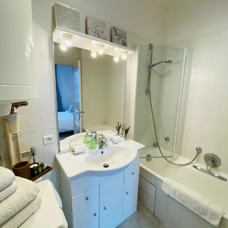 Balcony in Heart of Old Antibes, AC, View - Appartement avec Balcon - 13