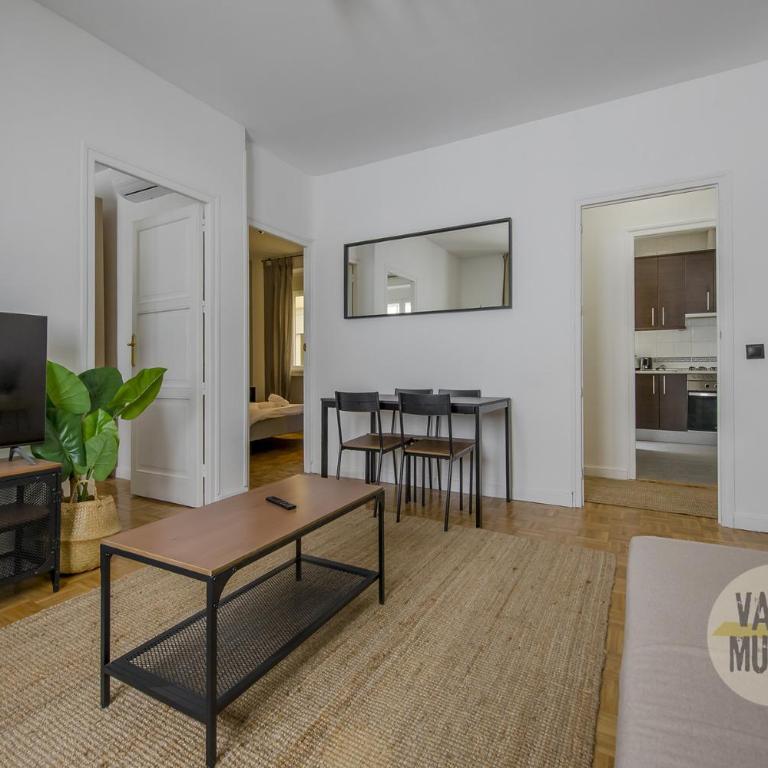 Practico Apt 7pax en Calle Santa Ana Centro de Madrid - Apartment - 53