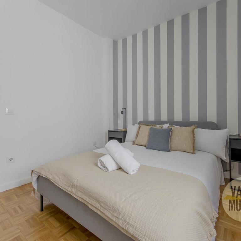 Practico Apt 7pax en Calle Santa Ana Centro de Madrid - Apartment - 48