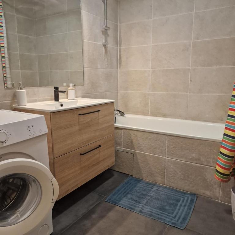 Grand Studio Lyon Villeurbanne Proche Metro - Wifi - One-Bedroom Apartment - 2
