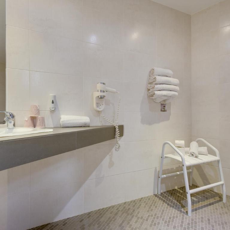 Brit Hotel Lille Centre - Chambre Double - Accessible aux Personnes à Mobilité Réduite - 2