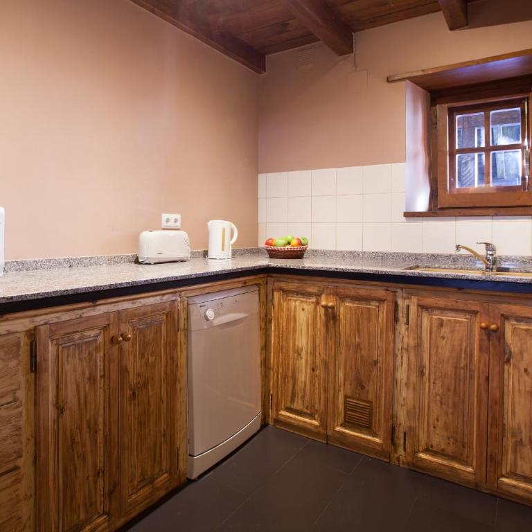 Tarter Chalets Apartaments - Two Bedroom Rustic Apartment with a Fireplace - 8