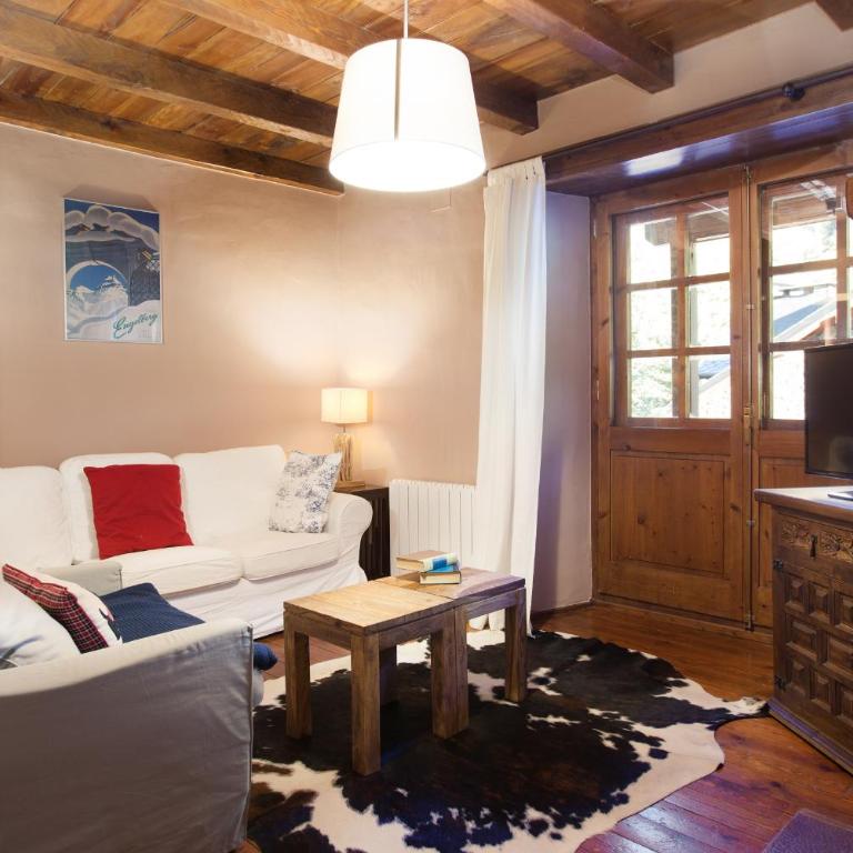 Tarter Chalets Apartaments - Two Bedroom Rustic Apartment with a Fireplace - 5