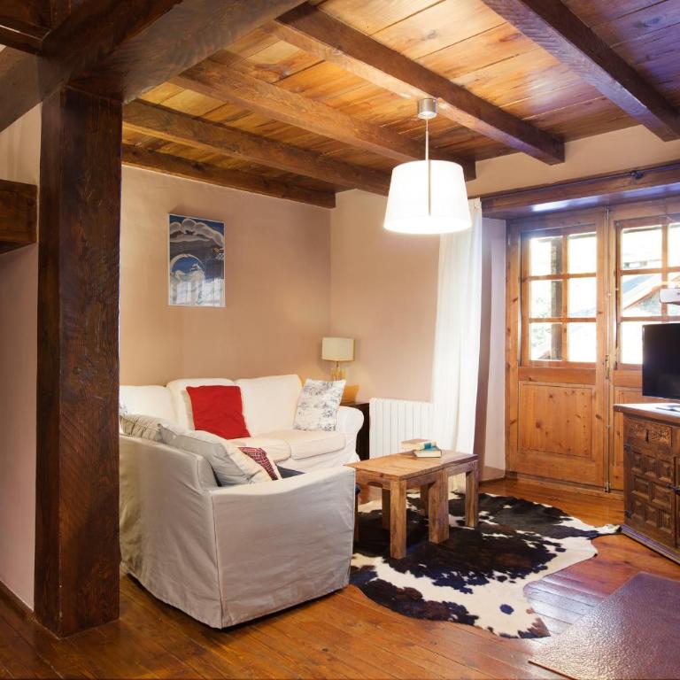 Tarter Chalets Apartaments - Two Bedroom Rustic Apartment with a Fireplace - 7