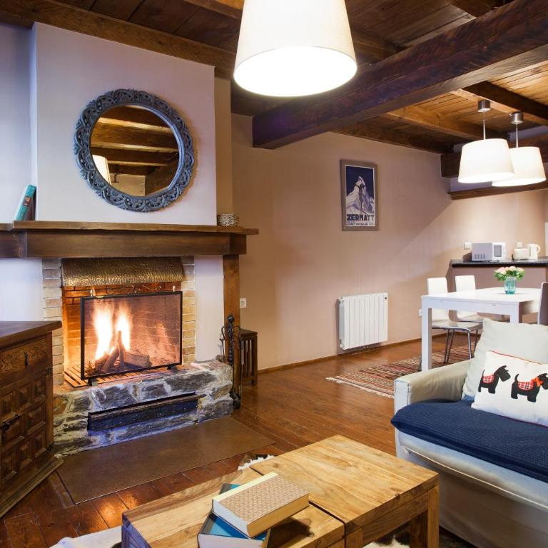Tarter Chalets Apartaments - Two Bedroom Rustic Apartment with a Fireplace - 3