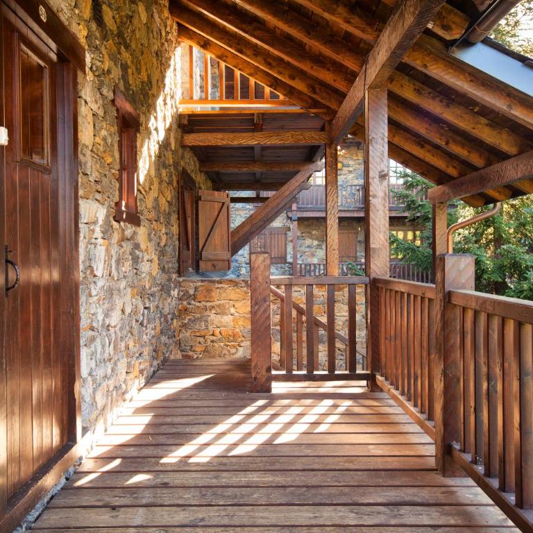 Tarter Chalets Apartaments - Two Bedroom Rustic Apartment with a Fireplace - 2