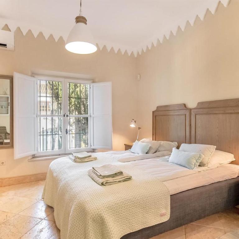 Superb Villa Near Golf Course With Heated Pool & Jacuzzi - Villa - 29