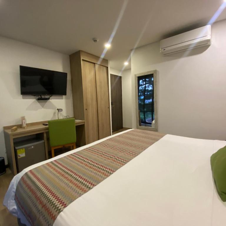 EcoHub Hotel Medellin - Deluxe Room - 7