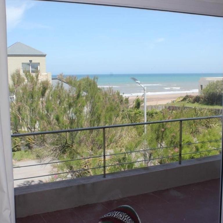 Casa De Alta Categoría Ubicada En Barrio Medanos Frente Al Mar - Casa de 5 dormitorios - 9