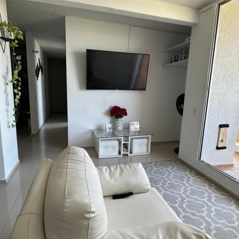 Cómodo y amplio apartamento - Three-Bedroom Apartment - 24